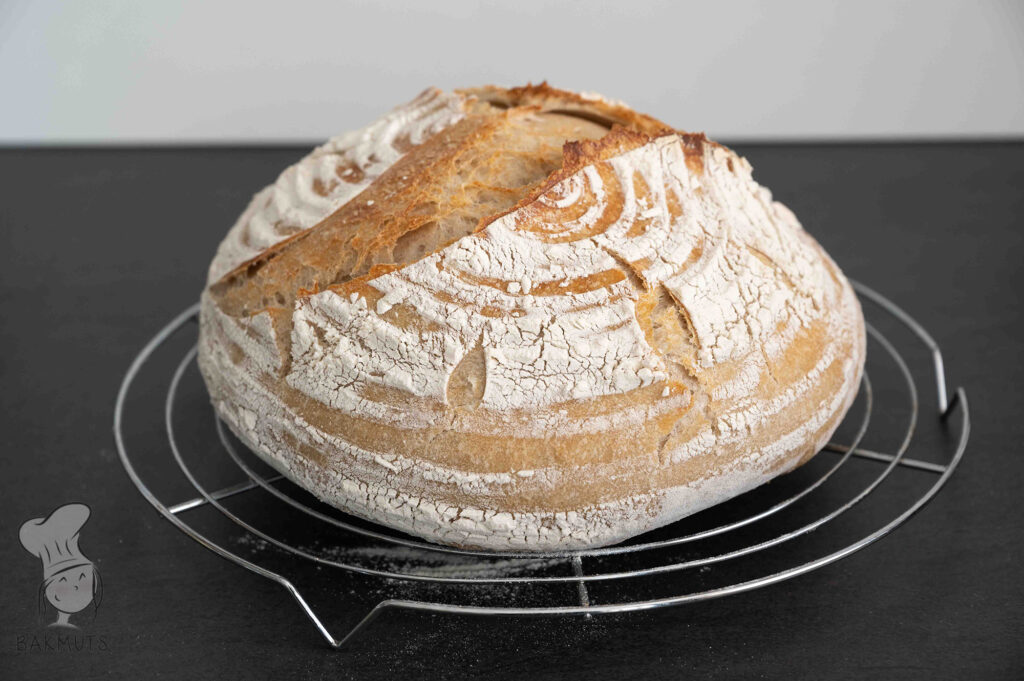 Zuurdesembrood basisrecept met goedkope bloem - recept van Bakmuts
